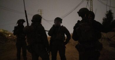 Liban : Un soldat israélien fume une statue de la Vierge Marie.