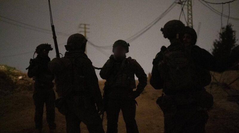 Liban : Un soldat israélien fume une statue de la Vierge Marie.