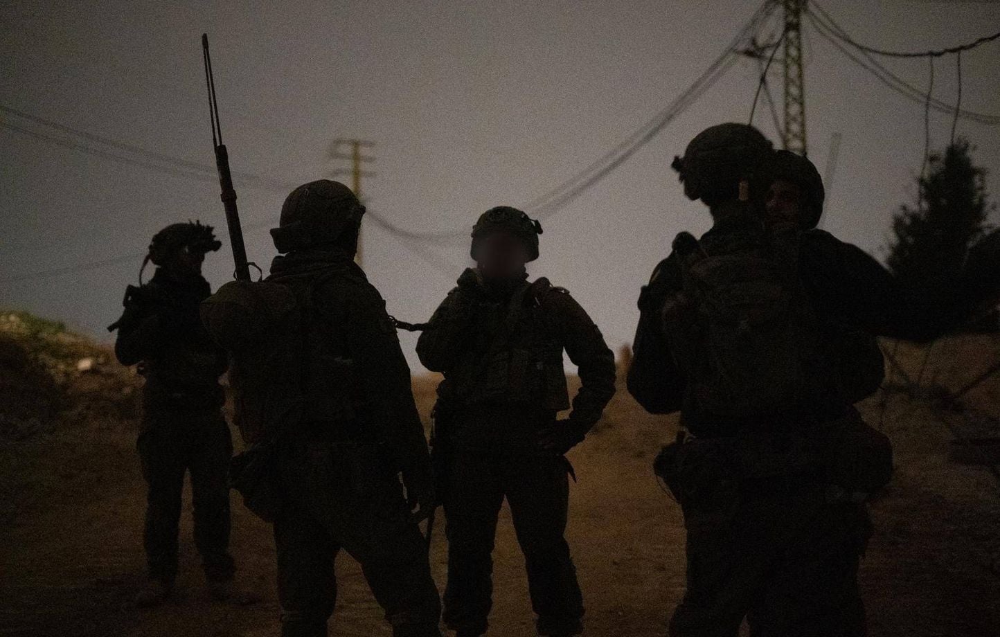 Liban : Un soldat israélien fume une statue de la Vierge Marie.