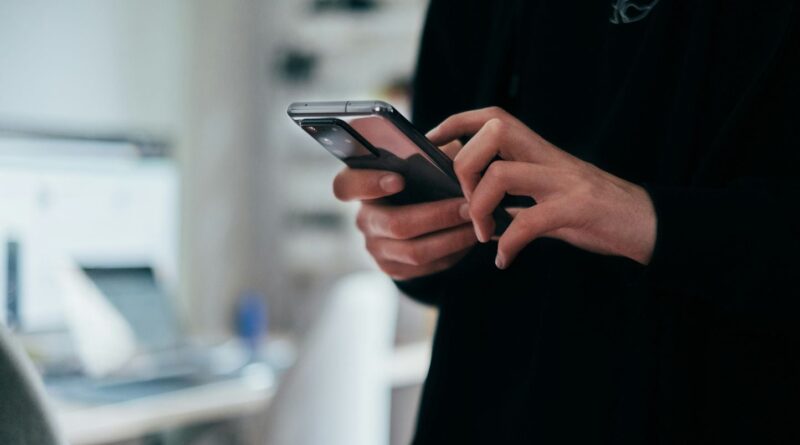 L’Indonésie interdit le commerce en ligne aux moins de 16 ans.