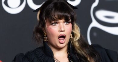 Lola Young annonce son « retour avec les femmes » après une déception.