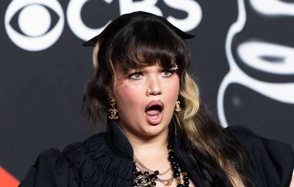 Lola Young annonce son « retour avec les femmes » après une déception.