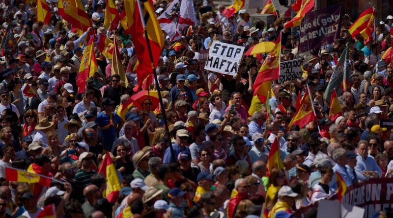 Madrid : Des dizaines de milliers de manifestants demandent la démission de Pedro Sanchez