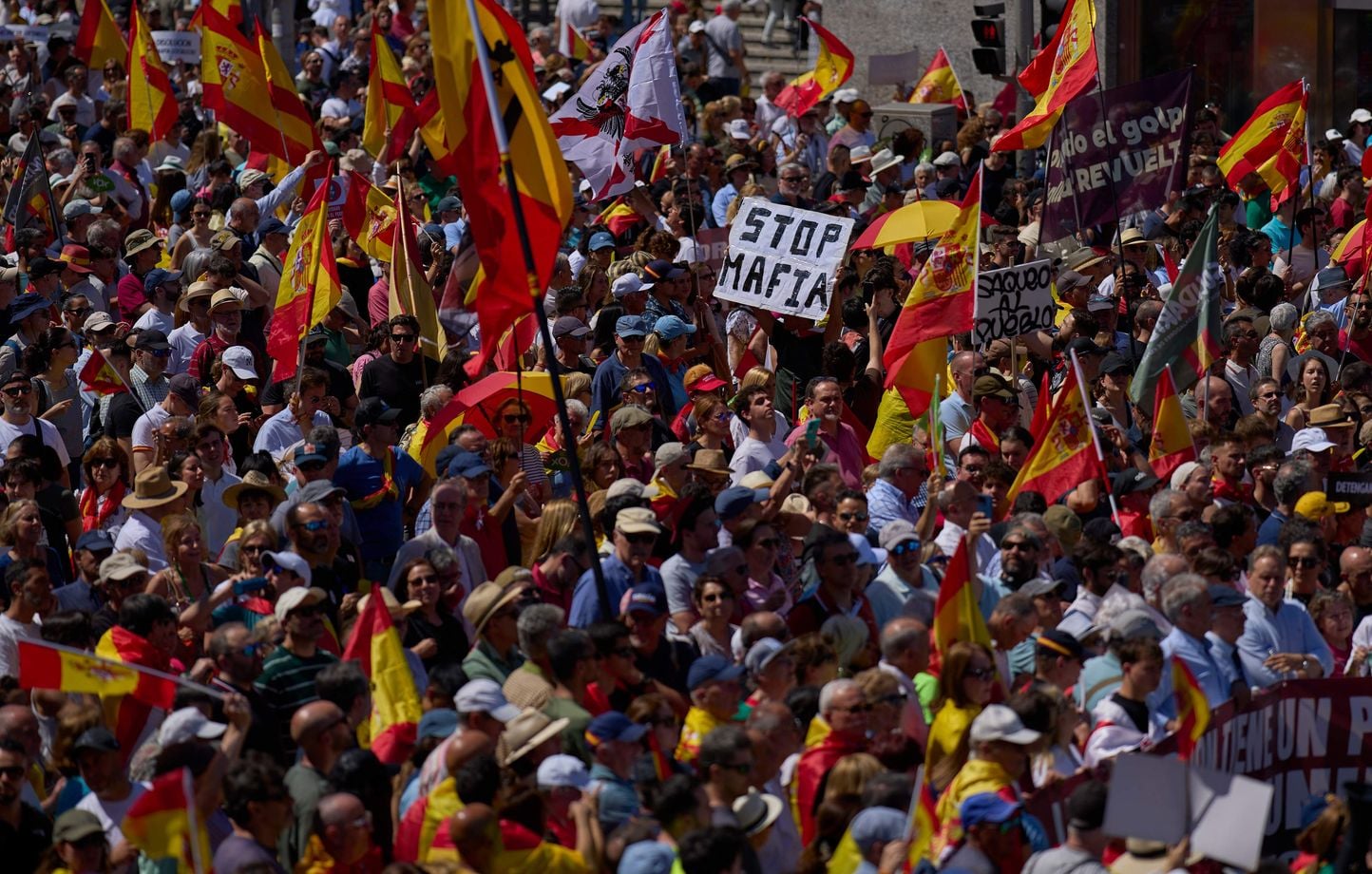 Madrid : Des dizaines de milliers de manifestants demandent la démission de Pedro Sanchez