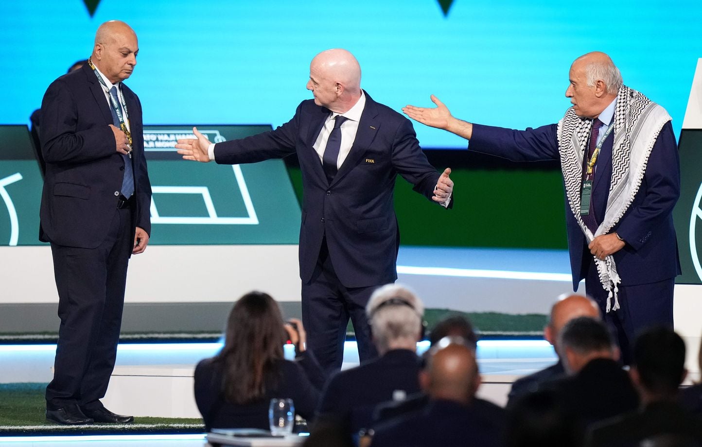 Malaise à la FIFA : un dirigeant palestinien ne serre pas la main israélienne.