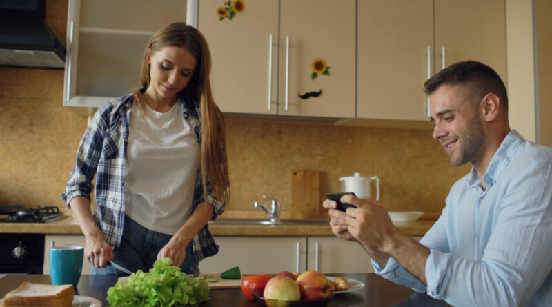 Manger devant son smartphone : révélations scientifiques sur l'impact.