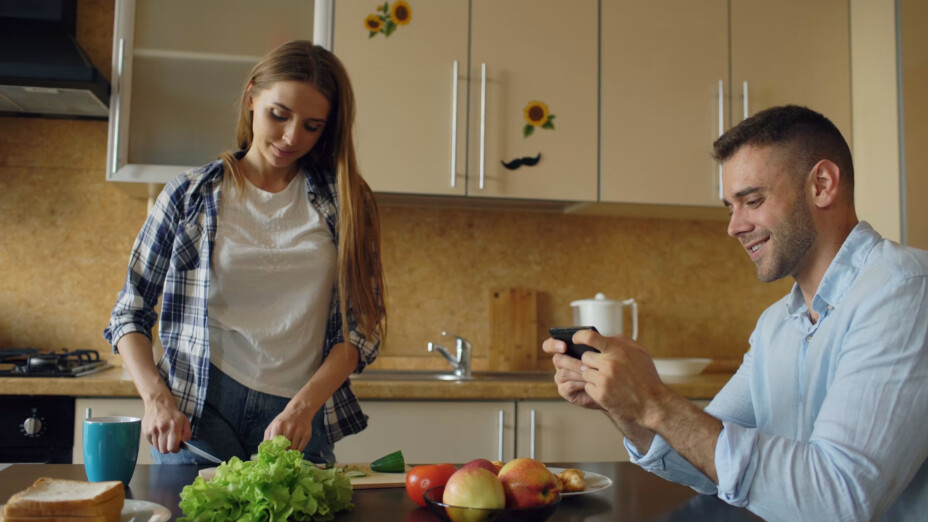 Manger devant son smartphone : révélations scientifiques sur l'impact.