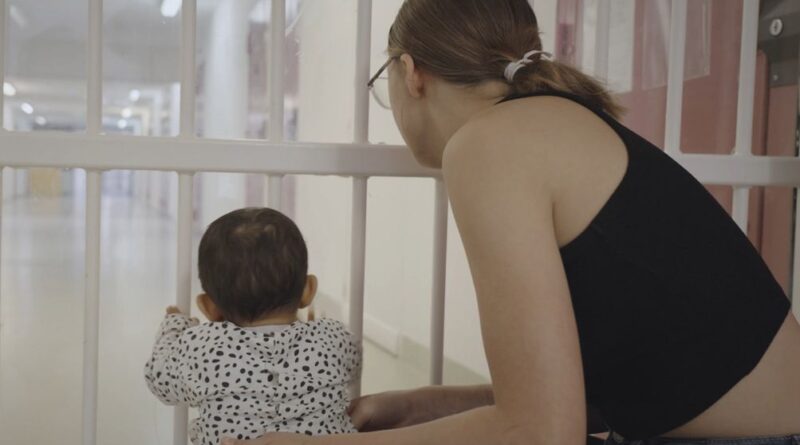 « Maternité sous écrou » : témoignages de mères en prison avec leurs enfants