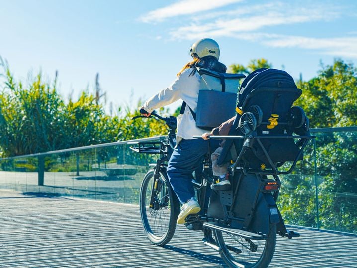 La poussette Faar Ride métamorphosée en siège bébé en quelque secondes seulement.
