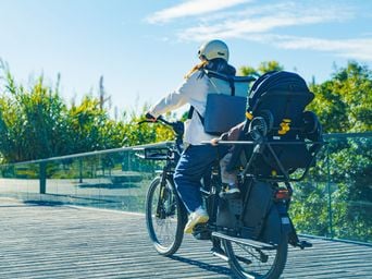 Mobilités : La poussette se transformant en siège vélo arrive !