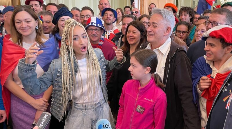 Monroe affronte les fans à l'ambassade de France : "Bien sûr que je veux gagner l'Eurovision !"