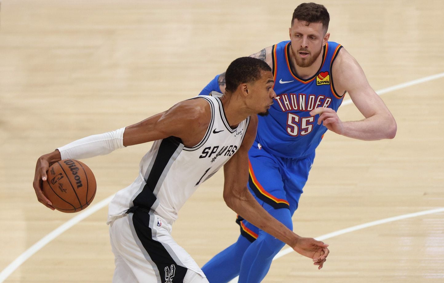 NBA : Gilgeous-Alexander se distingue, Oklahoma City affronte les Spurs de Wembanyama