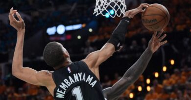 NBA : Gobert et le coach des Wolves accusent Wembanyama de contres illégaux.