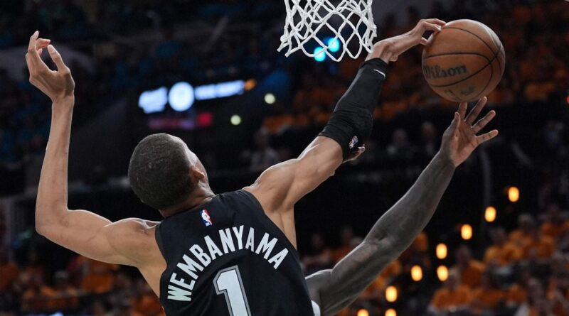 NBA : Gobert et le coach des Wolves accusent Wembanyama de contres illégaux.