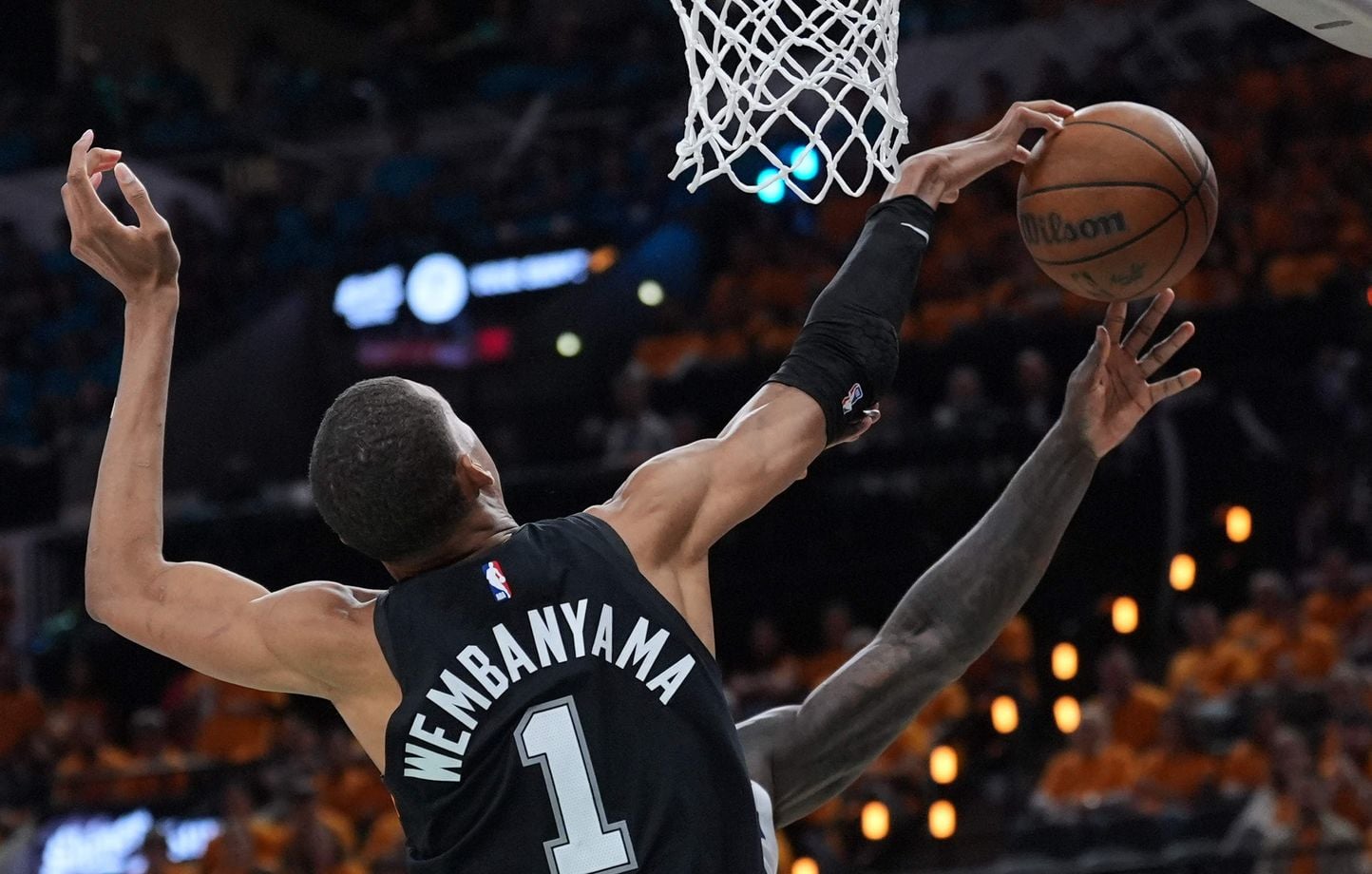 NBA : Gobert et le coach des Wolves accusent Wembanyama de contres illégaux.