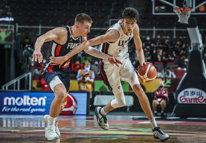 Clément Frisch est ici en défense sur Chet Holmgren, lors de la fameuse finale de la Coupe du monde U19 en Lettonie, le 11 juillet 2021.