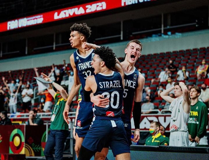 Victor Wembanyama célèbre la victoire en quarts de finale du Mondial U19 de 2021 contre la Lituanie, aux côtés de Matthew Strazel et de Clément Frisch.