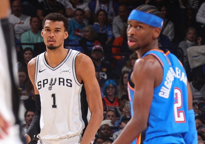 A la veille du premier match des finales de la conférence Ouest à Oklahoma City, Victor Wembanyama a appris ce dimanche que la star du Thunder Shai Gilgeous-Alexander (à droite) l'avait devancé dans la course au prestigieux trophée du MVP 2026 en NBA.