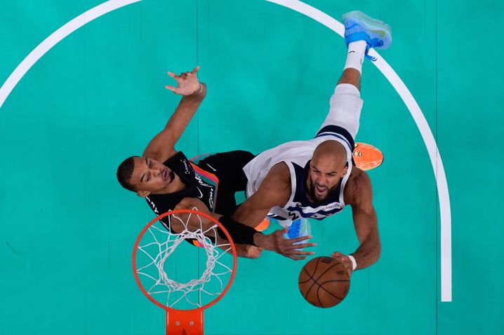 Victor Wembanyama et Rudy Gobert se livrent ici un gros combat dans la raquette, lors du match 1 des demi-finales de la conférence Ouest entre les Spurs et les Timberwolves, lundi à San Antonio.