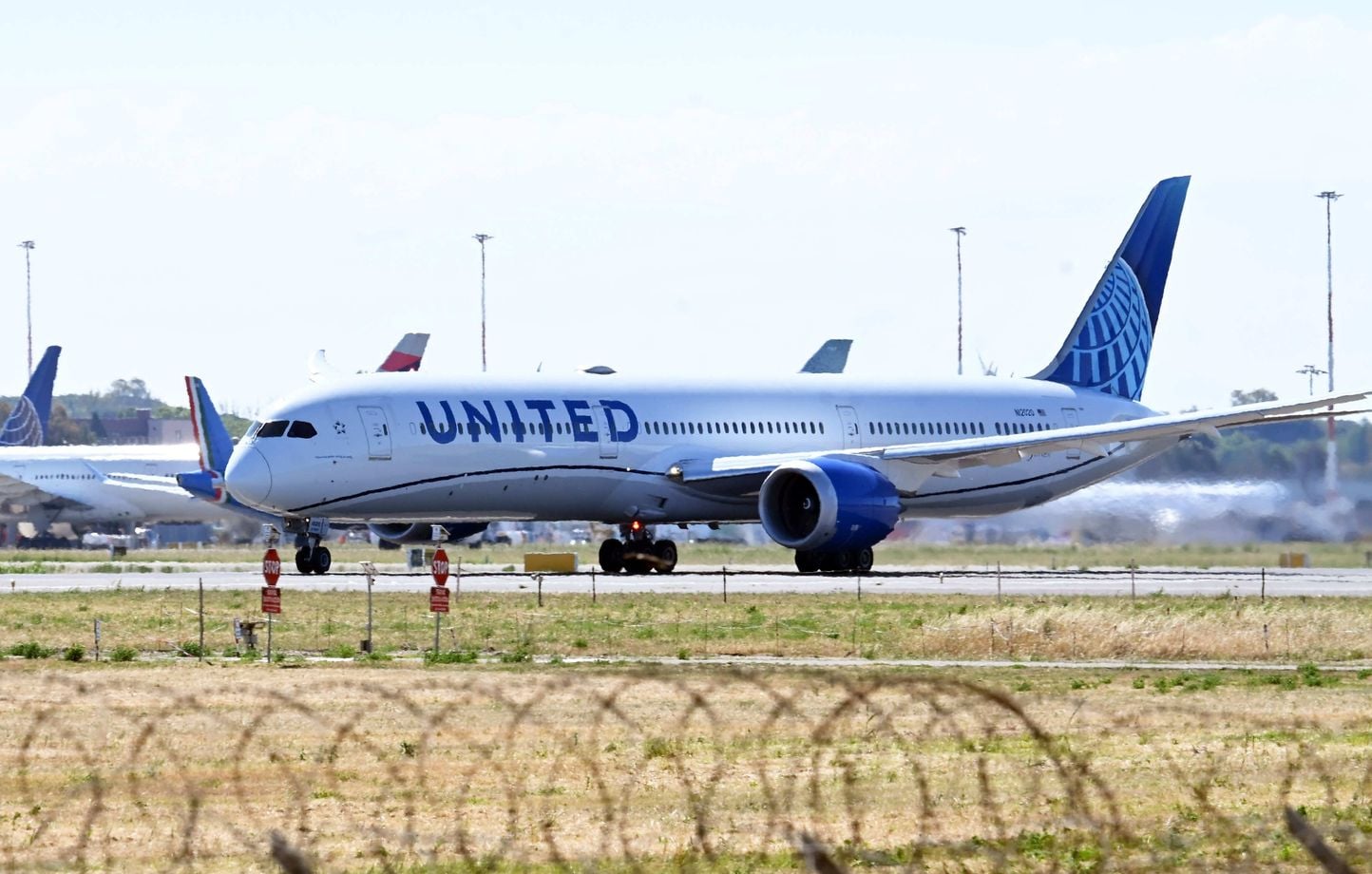 New York : Un avion ne heurte pas un camion et un lampadaire avant d’atterrir