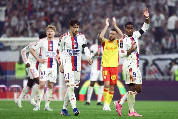 Pavel Sulc, Afonso Moreira et Endrick (qui salue le virage nord) ont vécu un ultime match de Ligue 1 très complexe, dimanche face à Lens (0-4).