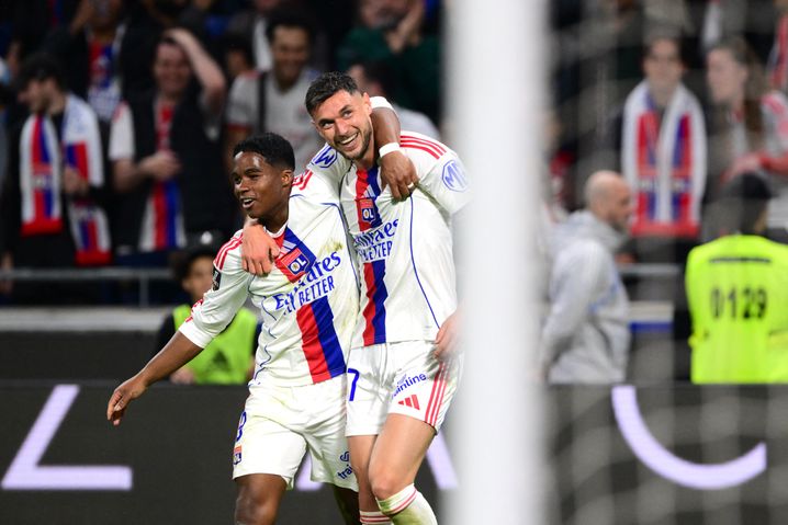 Endrick félicite ici son coéquipier Roman Yaremchuk, auteur du but de l'égalisation, dimanche contre le Stade Rennais.