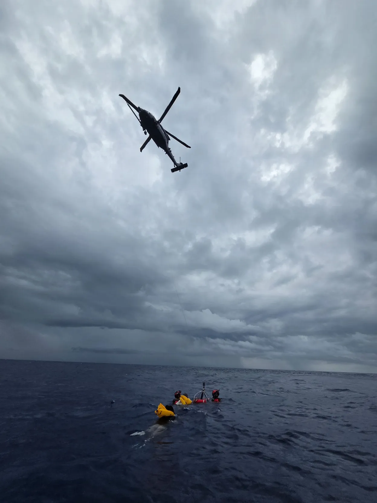 Onze survivants d'un accident d'avion secourus dans l'Atlantique.