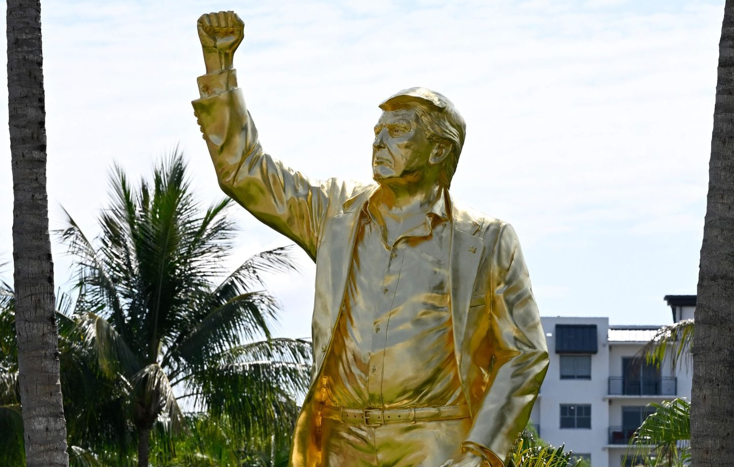 « Pas le veau d’or » : un pasteur défend la bénédiction d'une statue dorée de Trump