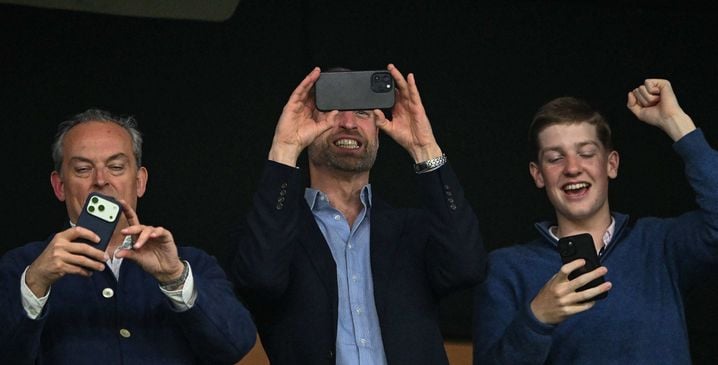 Comme tout grand fan, le prince William prenait des photos de ce moment historique.