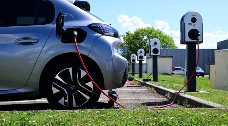 Prix des carburants : Les ventes de voitures électriques explosent, mais où en sont les bornes de recharge ?
