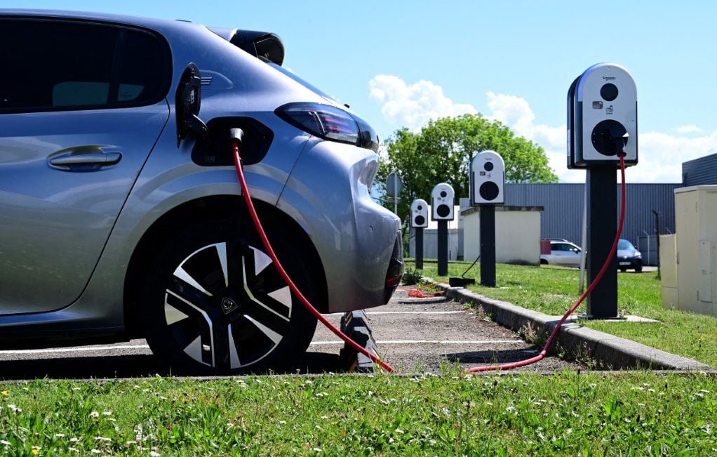 Prix des carburants : Les ventes de voitures électriques explosent, mais où en sont les bornes de recharge ?