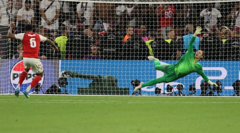 PSG-Arsenal : Gabriel transforme son tir au but et offre le titre au PSG.