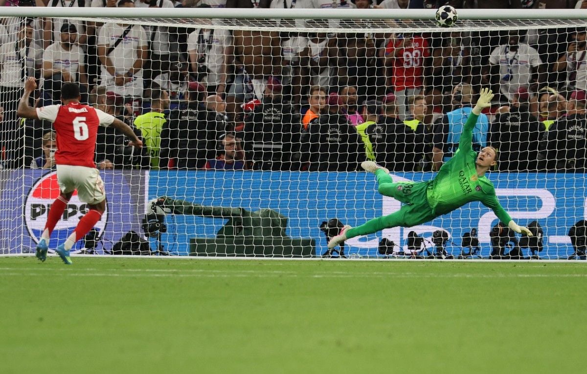PSG-Arsenal : Gabriel transforme son tir au but et offre le titre au PSG.