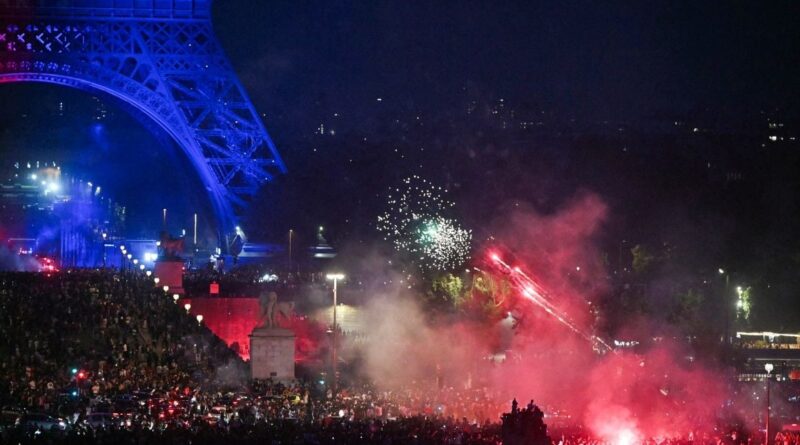 PSG champion d'Europe : 20 000 personnes célébrent sur les Champs-Élysées...