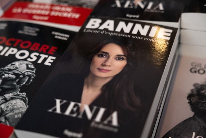 Xenia Fedorova, l'ancienne directrice de la version française de la chaîne publique russe en langue étrangère RT, a publié un livre intitulé « Bannie » en 2025.