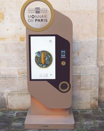 Qui ne achète pas des pièces souvenirs dans les lieux touristiques ?