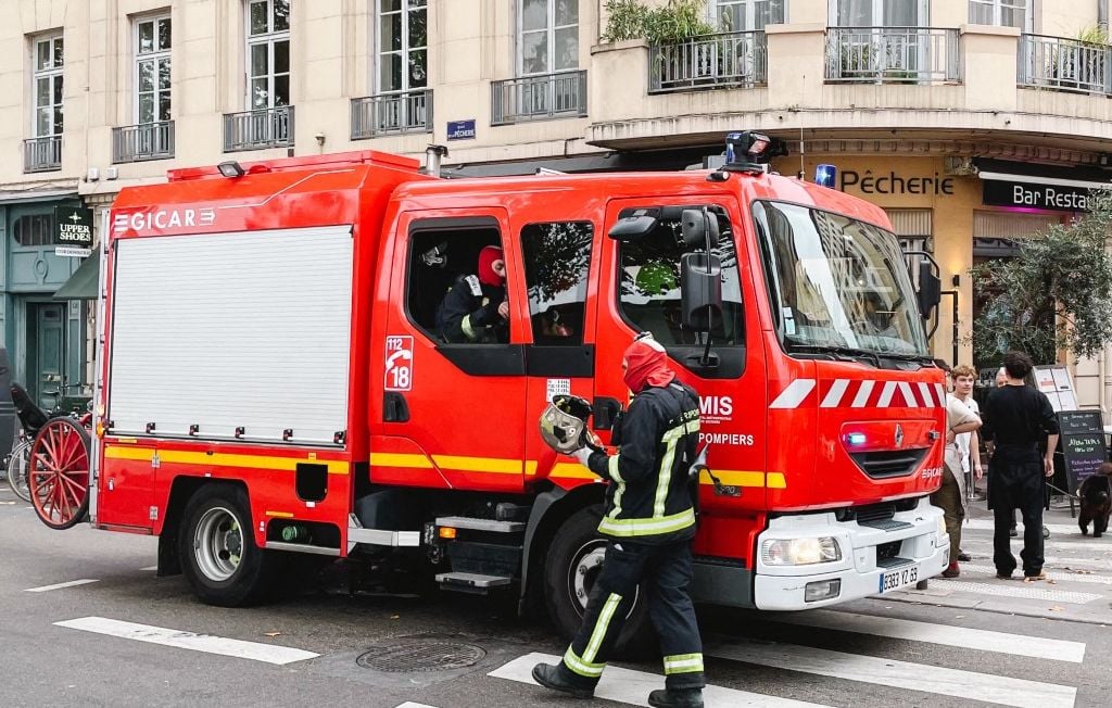 Rhône : Trois morts dans l'incendie d'un immeuble, piste criminelle privilégiée