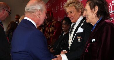 Rod Stewart insulte Donald Trump devant Charles III lors d'une cérémonie.