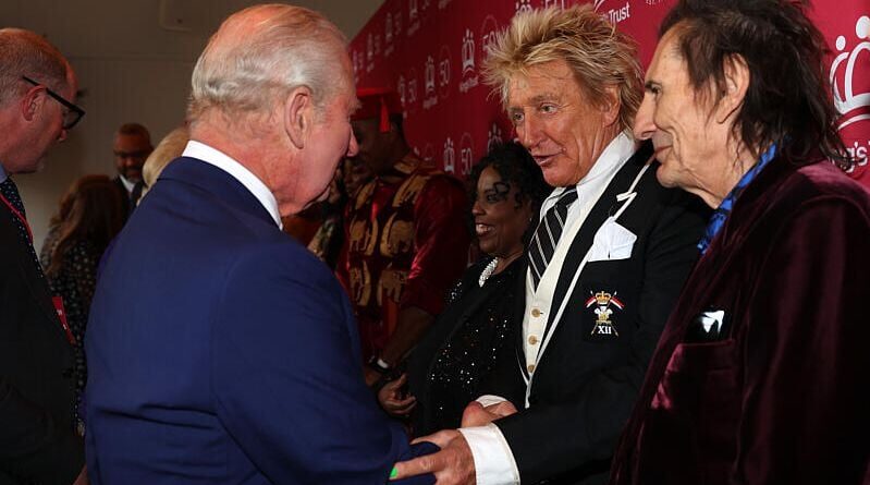 Rod Stewart insulte Donald Trump devant Charles III lors d'une cérémonie.