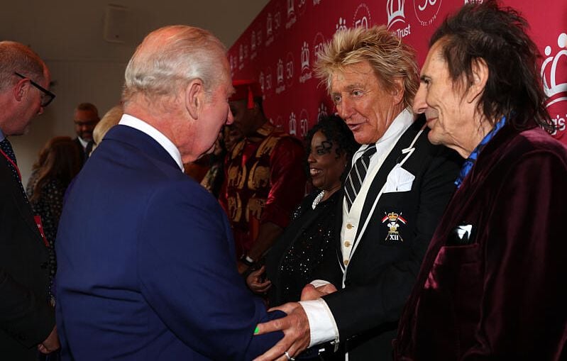 Rod Stewart insulte Donald Trump devant Charles III lors d'une cérémonie.