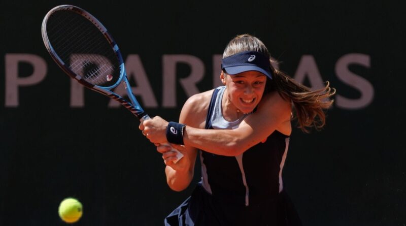 Roland-Garros 2026 : Abandon et points de suture, les joueurs ne visent plus les panneaux publicitaires.