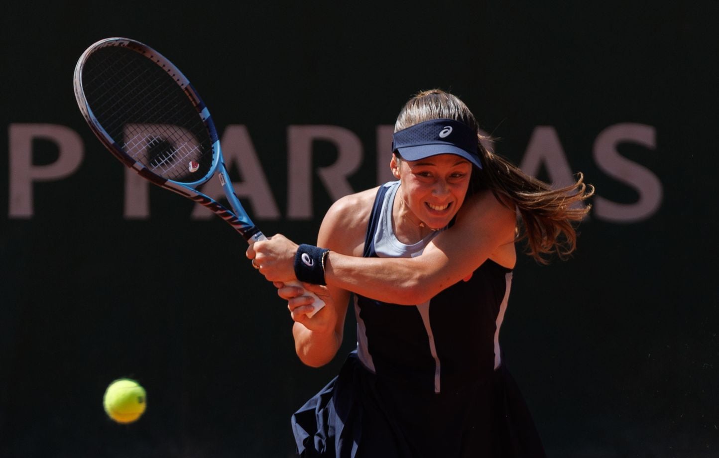 Roland-Garros 2026 : Abandon et points de suture, les joueurs ne visent plus les panneaux publicitaires.