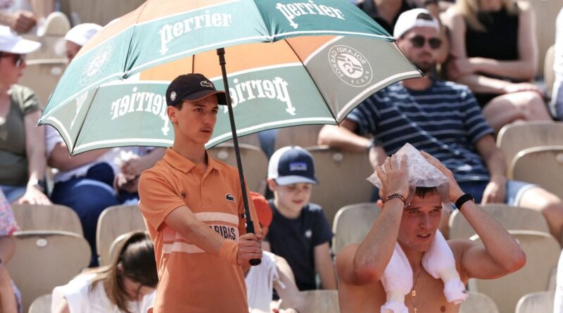 Roland-Garros 2026 : Jakub Mensik s'effondre après 4h40 de match sous le cagnard