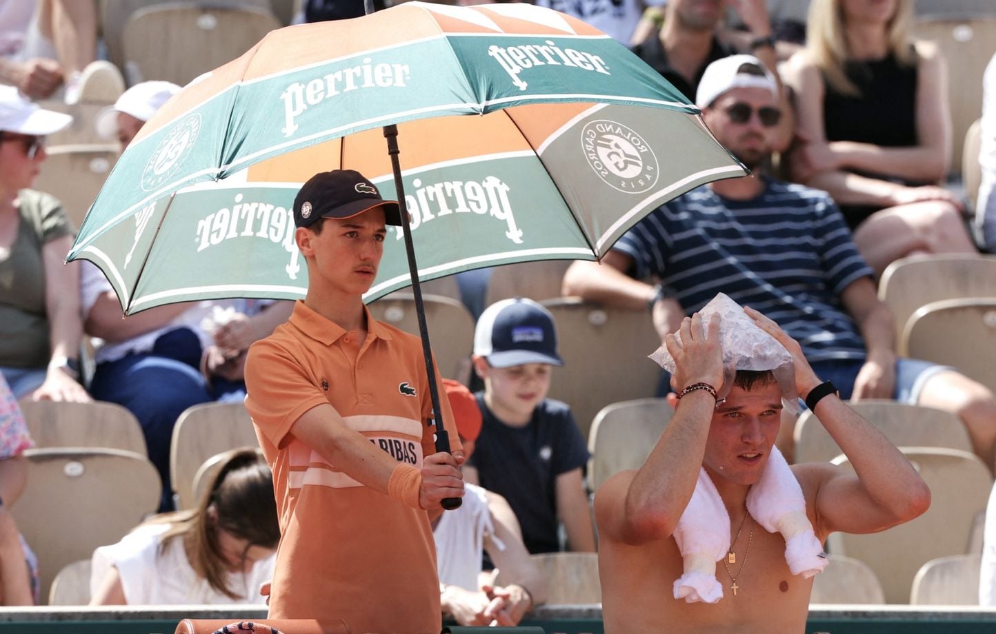 Roland-Garros 2026 : Jakub Mensik s'effondre après 4h40 de match sous le cagnard