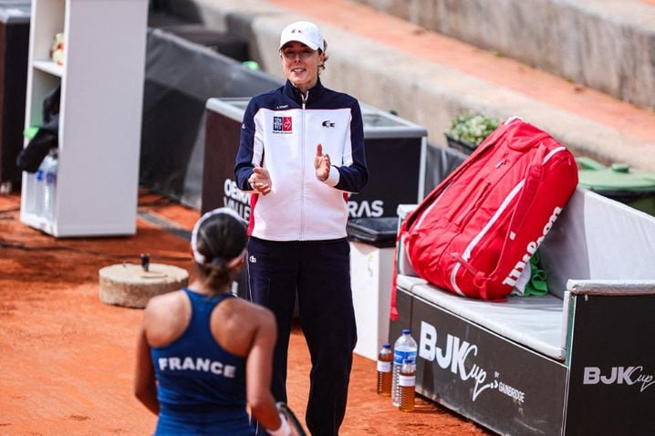 Alize Cornet coache Sarah Rakotomanga lors d'un match de Billie Jean King Cup contre la Serbie, le 12 avril dernier au Portugal.