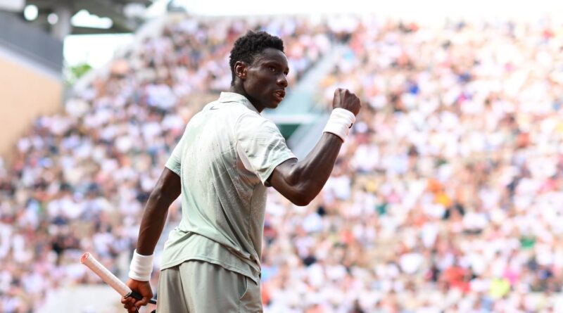 Roland-Garros 2026 : Moïse Kouame se console avec PSG après tirs au but.