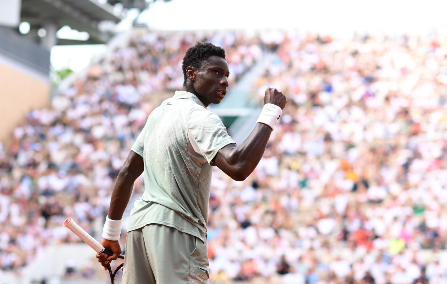 Roland-Garros 2026 : Moïse Kouame se console avec PSG après tirs au but.