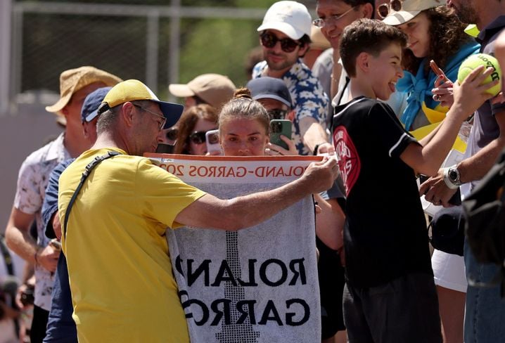 Oleksandra Oliynykova avec des supporters ukrainiens à Roland-Garros.
