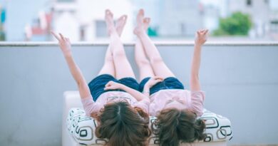 Royaume-Uni : Des sœurs jumelles apprennent qu'elles n'ont pas le même père