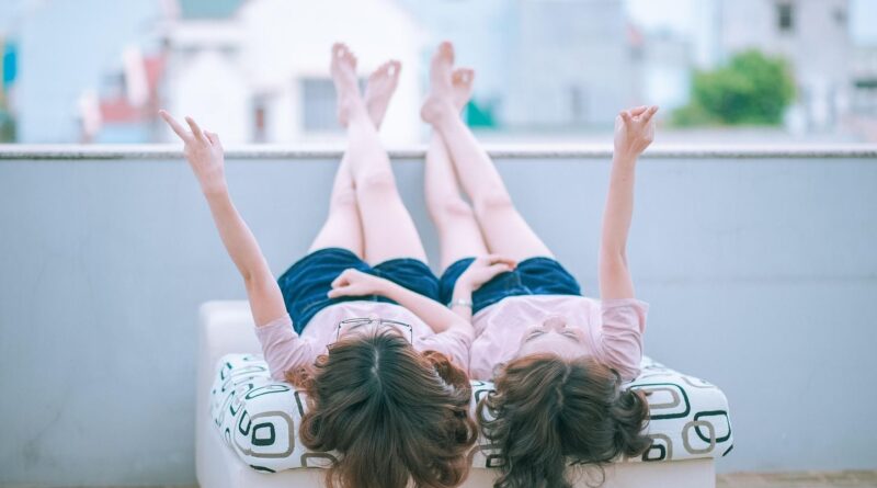 Royaume-Uni : Des sœurs jumelles apprennent qu'elles n'ont pas le même père